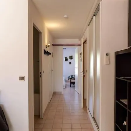 Piscine Front De 43 M2, Apartment Sete