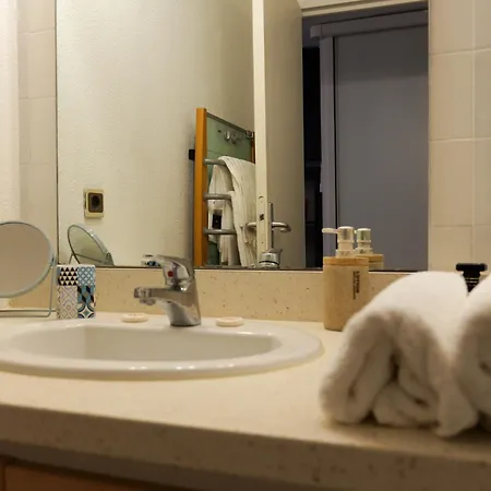 Piscine Front De 43 M2, 아파트 *